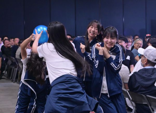 Boostyファンまつり。HKT48とNGT48のメンバーがさまざまな種目で「対決」した＝2025年9月、東京