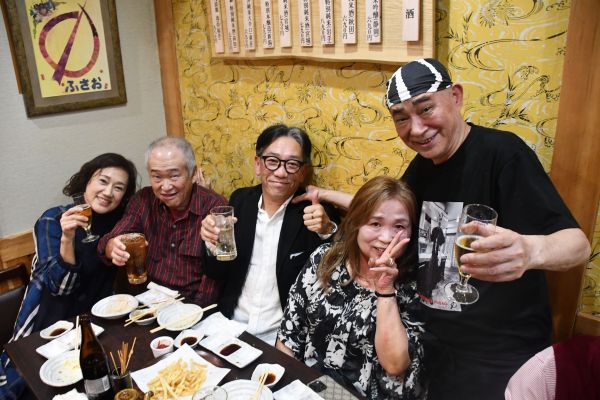 吉岡富佐男さんは調理のあいまに頻繁に客の席へやってくる