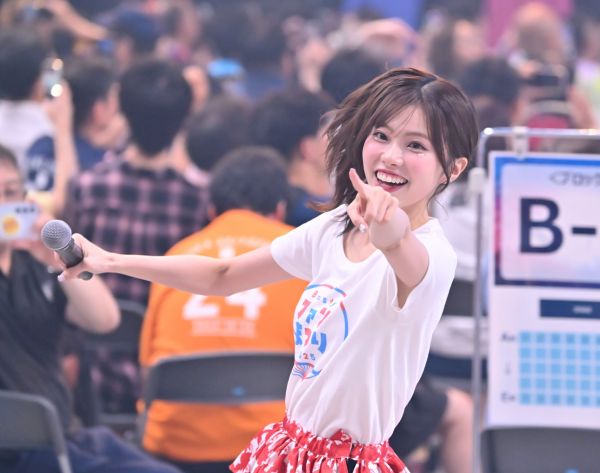 Boostyファンまつりでファンに笑顔をみせる地頭江音々さん＝2025年9月、東京