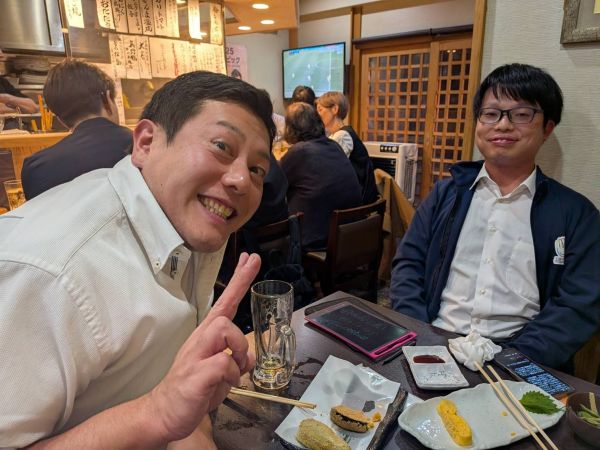 会社の先輩である中西祥平さん（右）と、この日店で出会って一緒に飲んだ島田俊昭さん