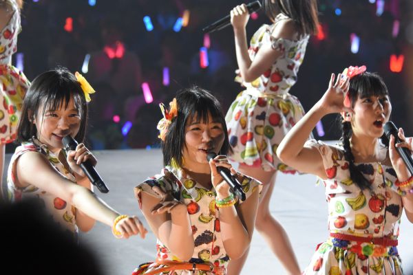 さいたまスーパーアリーナでのステージで歌う秋吉優花さん＝2018年3月、さいたま市