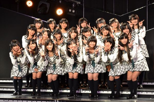 劇場でお披露目された2期生（公開リハーサル）＝2012年9月、福岡市