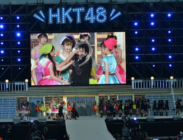 海の中道海浜公園での野外コンサート。寸劇に登場＝2014年7月、福岡市