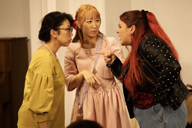 Onpuma「How to Make A Love Song」の一場面。初対面の日本人とスペイン人が、突然大げんかになってしまう