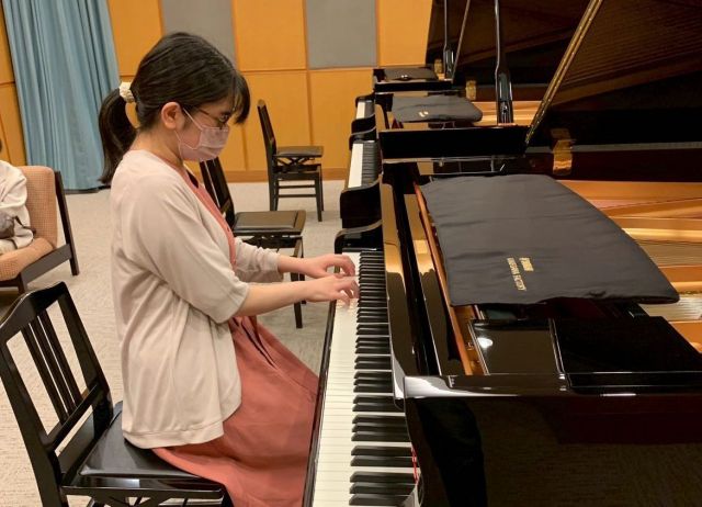 幼稚園の頃からピアノを習っていたそうです＝本人提供