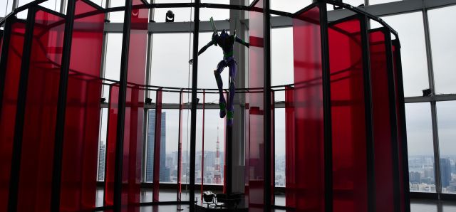 初号機の足元には東京タワーも見える