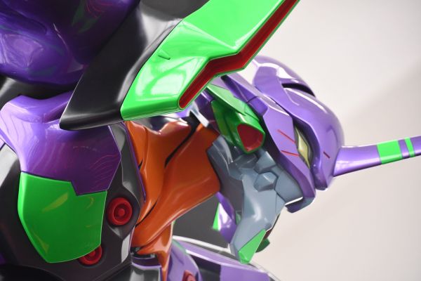 エントランスで出迎えてくれる初号機の巨大フィギュア