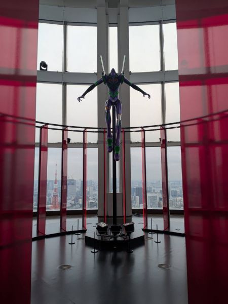 東京の街をバックに会場でお出迎えしてくれる初号機©カラー／Project Eva.©カラー／EVA製作委員会©カラー