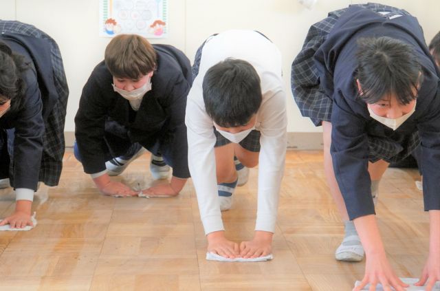 学校の掃除風景
