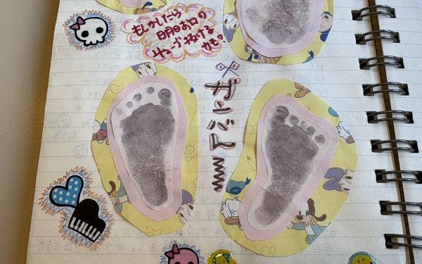 両親と看護師さんとの交換ノート。手形や足形、メッセージを残してくれています