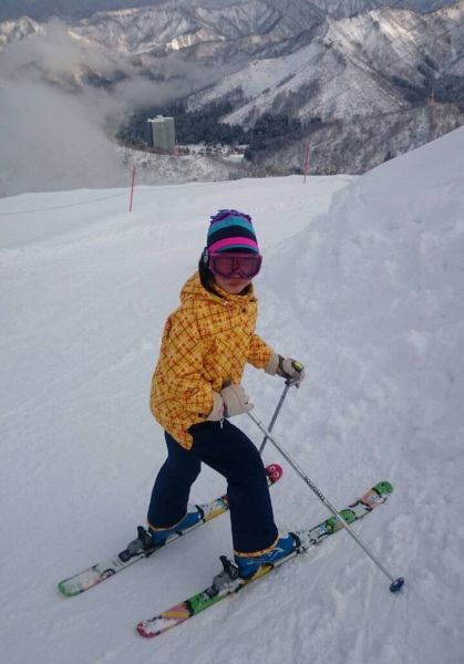 幼い頃の但馬芽吹さん。とてもアクティブです