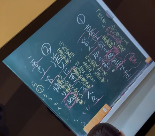 学校の授業では多くの同級生が「古文捨てた」と脱落。トランさんは板書はタブレットで撮影し、家でYouTubeの無料講座で復習した