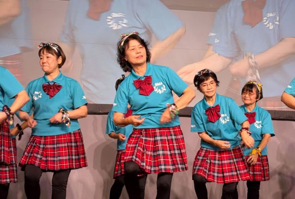 狛江市シルバー人材センターのダンスクラブ「チャーミーズ」