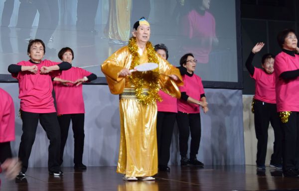 「マツケンサンバ」を披露した三鷹市シルバー人材センターの「Let's Dance Mitaka Silver（仮称）」