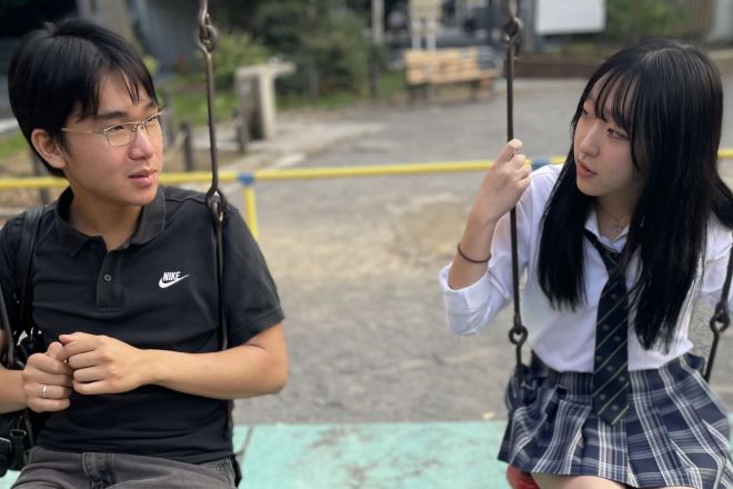高校生活や受験について話し合うトランさん（左）と美月さん（右）