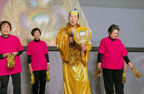 「マツケンサンバ」を披露した三鷹市シルバー人材センターの「Let's Dance Mitaka Silver（仮称）」