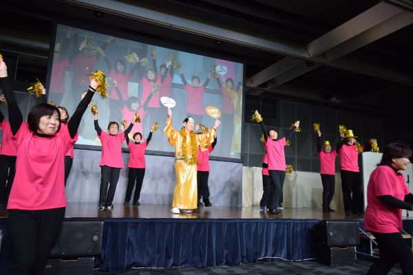 「マツケンサンバ」を披露した三鷹市シルバー人材センターの「Let's Dance Mitaka Silver（仮称）」