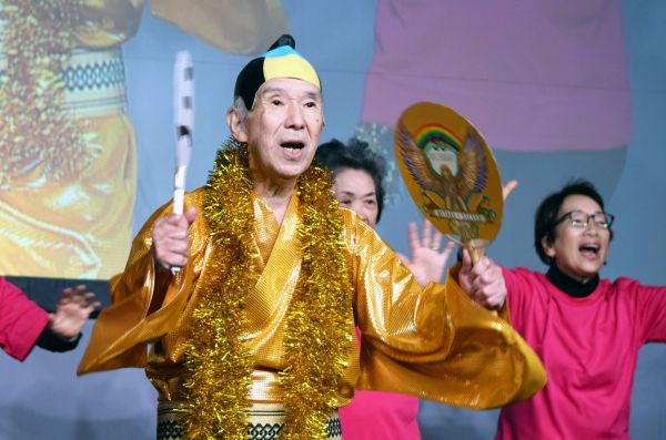 「マツケンサンバ」を披露した三鷹市シルバー人材センターの「Let's Dance Mitaka Silver（仮称）」