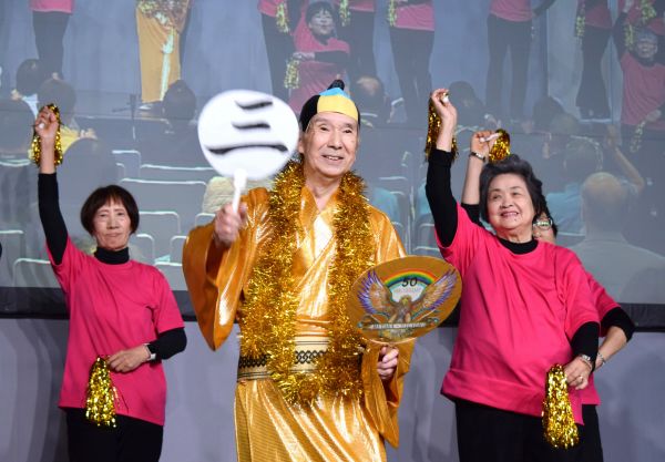 「マツケンサンバ」を披露した三鷹市シルバー人材センターの「Let's Dance Mitaka Silver（仮称）」