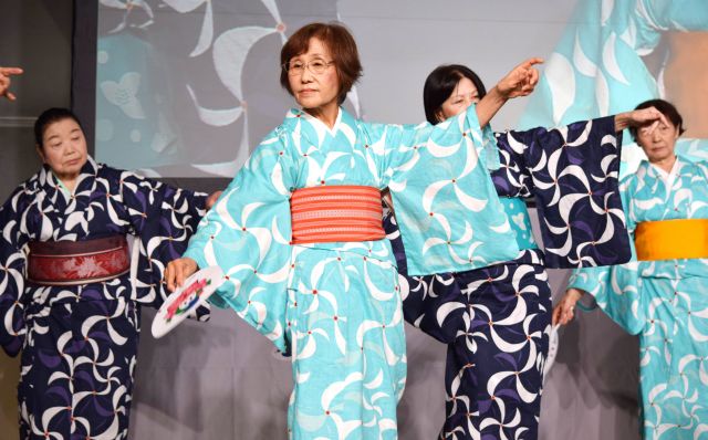 「Tokyoシルバー50周年フェス」で、東村山市シルバー人材センターは盆踊りを披露しました