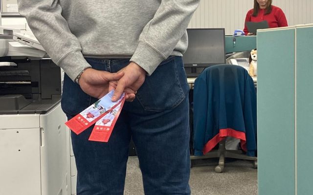 映画の前売券を手に、デートに誘おうと……。そんなドラマやマンガの「あるあるシーン」をメイジャーの社員さんに再現してもらいました=都内