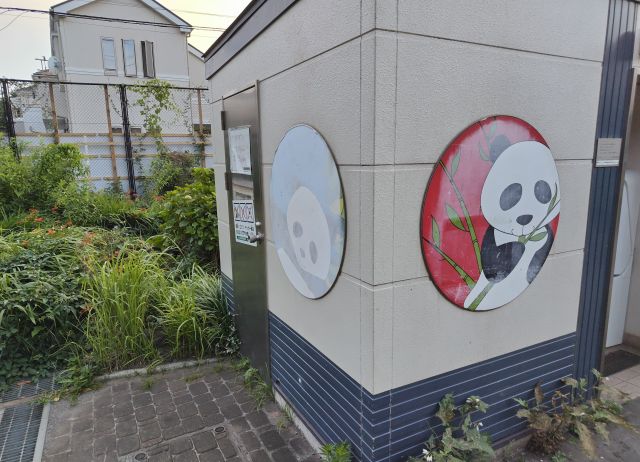 トイレの壁にいるパンダ