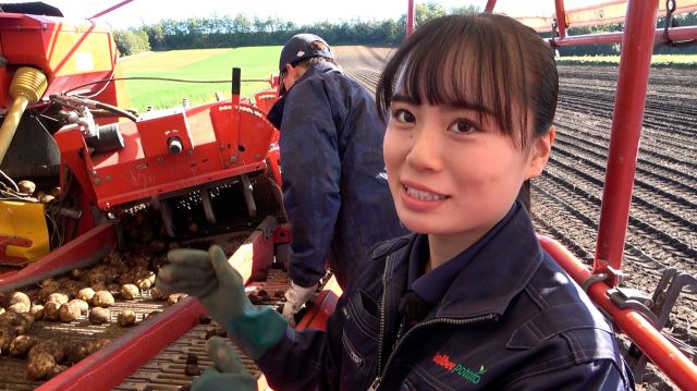 カルビーグループの原料部門、カルビーポテトで働く佐久間彩南さん=2025年10月7日、北海道小清水町、山下裕志撮影