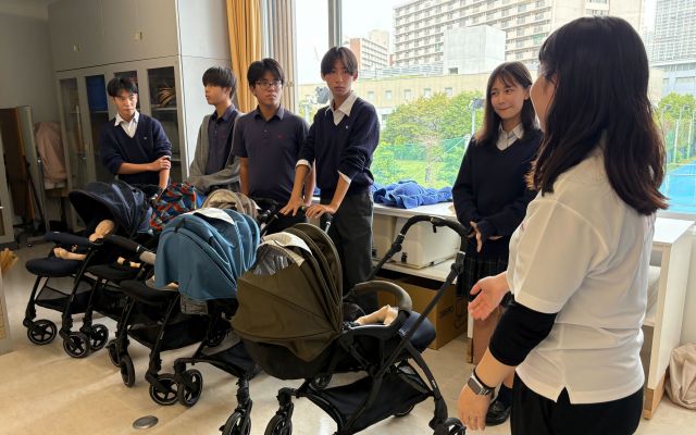 代表の生徒が実際にベビーカーを押して教室を一周しました