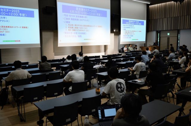 シンポジウムに参加する人たち