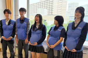 「おなかに赤ちゃんがいるだけで…」中学生が妊婦やベビーカーを体験