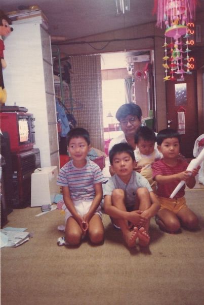 生前の父・光男さんに抱かれた杉本憲男さんと3人の兄たち