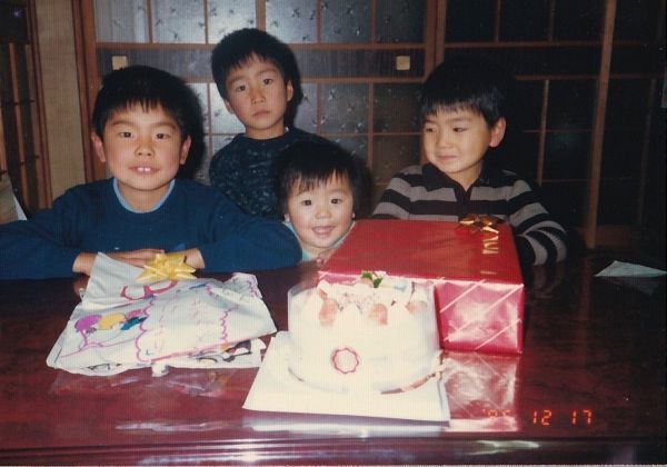 1歳の誕生日の杉本憲男さん（中央）と3人の兄
