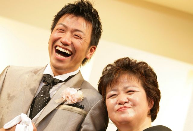 結婚式にて杉本憲男さんと母・俊子さんの2ショット＝2012年