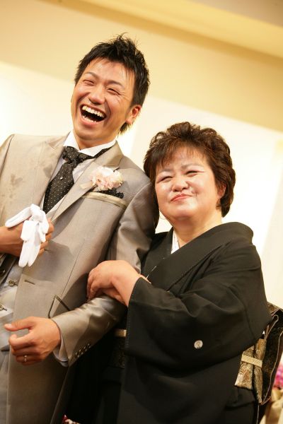 結婚式にて杉本憲男さんと母・俊子さんの2ショット＝2012年