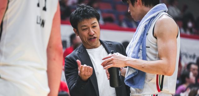コーチとして試合中に選手へ声をかける杉本憲男さん