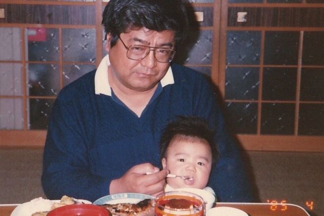 生後5カ月の杉本憲男さんを抱いた生前の父・光男さん