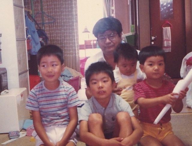 生前の父・光男さんに抱かれた杉本憲男さんと3人の兄たち