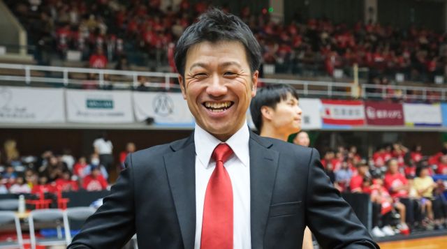 今季のホーム開幕節で笑顔を見せる杉本憲男さん=2025年10月