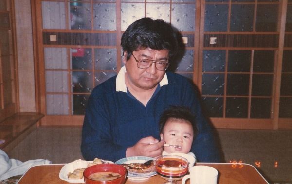 生後5カ月の杉本憲男さんを抱いた生前の父・光男さん