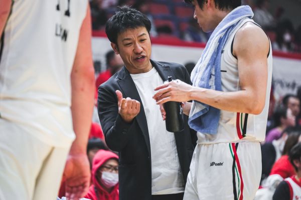 コーチとして試合中に選手へ声をかける杉本憲男さん