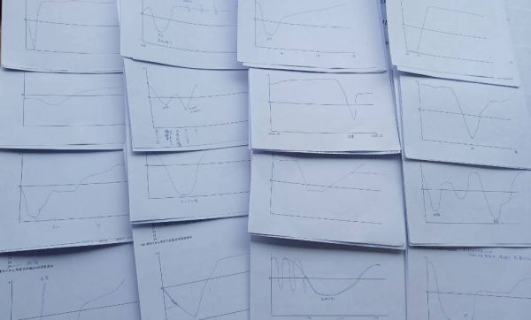 100人の聞き取りは、手元の紙に書き込みながら行った＝水原和美さん提供