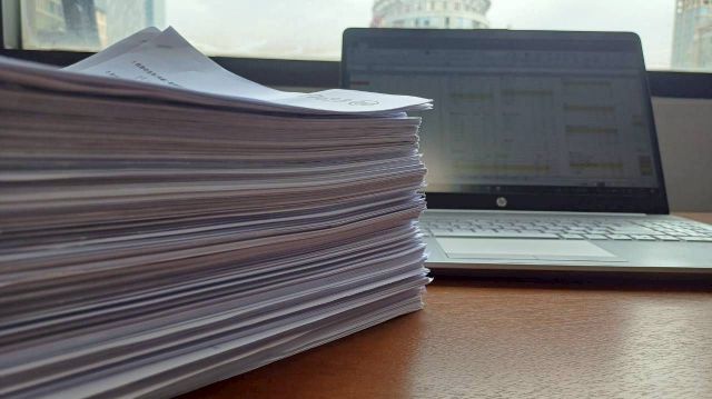 100人の聞き取りは、手元の紙に書き込みながら行った＝水原和美さん提供