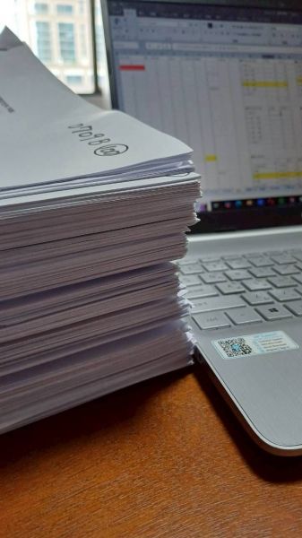 100人の聞き取りは、手元の紙に書き込みながら行った＝水原和美さん提供