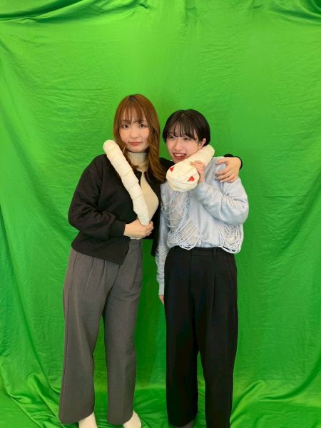 撮影の合間にリラックス。仲良しの「てるてる娘」＝本人提供