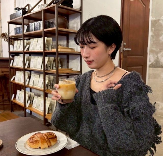 PRの洋服を着て、カフェでくつろぐまるちゃん＝本人提供