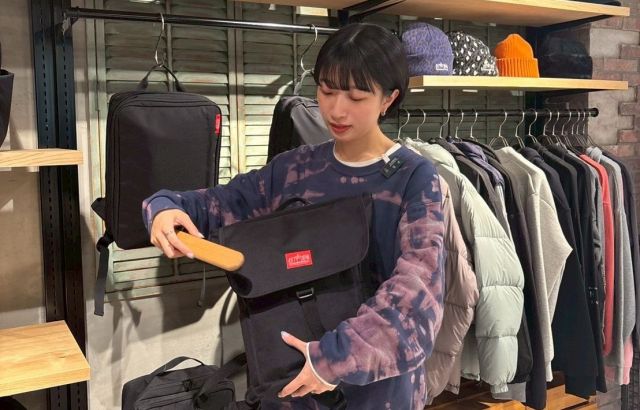 バッグをブラッシングするまるちゃん＝本人提供