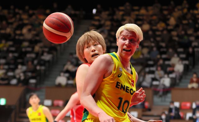 皇后杯で競り合う渡嘉敷来夢選手（手前）と高田真希選手=2021年12月