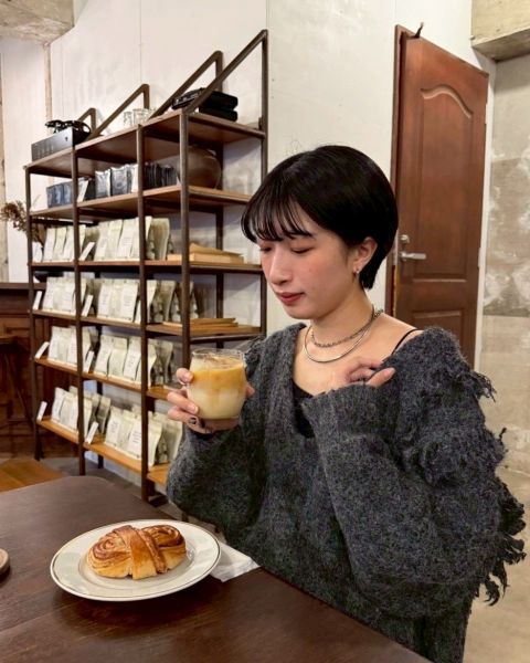 PRの洋服を着て、カフェでくつろぐまるちゃん＝本人提供