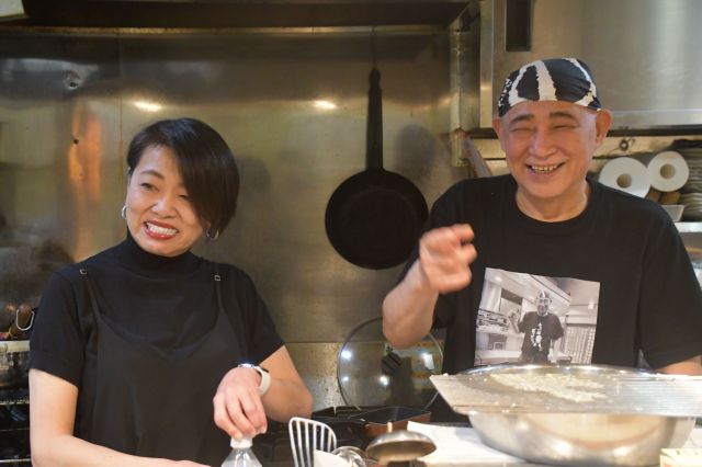 「串揚げ居酒屋ふさお」の（左から）吉岡かつ江さんと富佐男さん