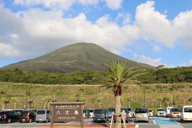 空港から出たら見える景色。島の象徴でもある八丈富士が目の前に。一見すると被害がないようにも見えます